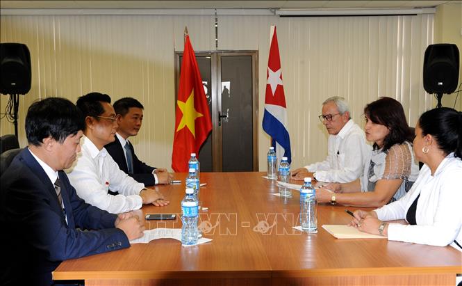 Trong ảnh: Đại diện Viglacera và ZEDM tại Lễ thành lập chính thức Công ty ViMariel S.A, chi nhánh của Viglacera tại Cuba. Ảnh: Lê Hà - PV TTXVN tại Cuba