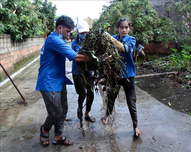 Trong ảnh: Sinh viên tình nguyện vệ sinh, khơi thông dòng chảy tại thôn Nghi Xuyên, xã Chí Tân, huyện Khoái Châu. Ảnh: Phạm Kiên - TTXVN