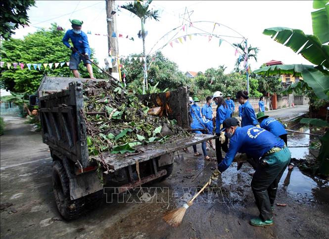 Trong ảnh: Sinh viên tình nguyện vệ sinh, khơi thông dòng chảy tại thôn Nghi Xuyên, xã Chí Tân, huyện Khoái Châu. Ảnh: Phạm Kiên - TTXVN