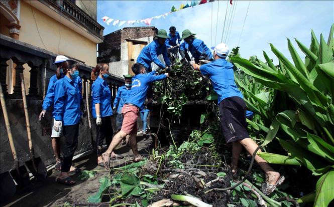 Trong ảnh: Sinh viên tình nguyện vệ sinh, khơi thông dòng chảy tại thôn Nghi Xuyên, xã Chí Tân, huyện Khoái Châu. Ảnh: Phạm Kiên - TTXVN