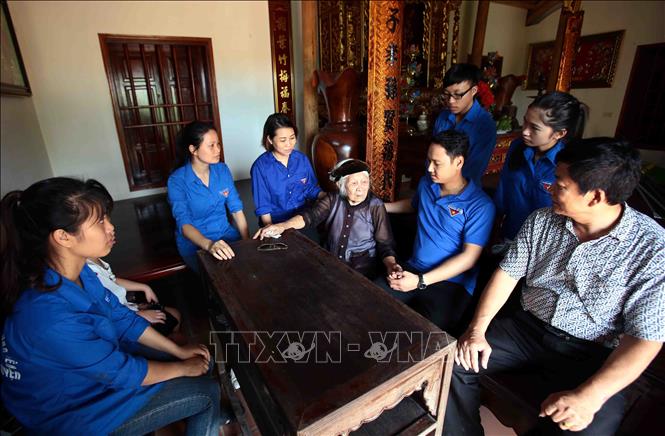 Trong ảnh: Đoàn viên, thanh niên tỉnh Hưng Yên thăm hỏi gia đình Bà mẹ Việt Nam Anh hùng Nguyễn Thị Bằng tại xã Chí Tân, huyện Khoái Châu. Ảnh: Phạm Kiên - TTXVN