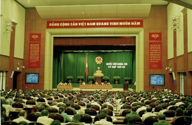Quốc hội biểu quyết thông qua Nghị quyết về việc điều chỉnh địa giới hành chính thành phố Hà Nội và một số tỉnh có liên quan chiều 29/5/2008. Ảnh: Trí Dũng-TTXVN
