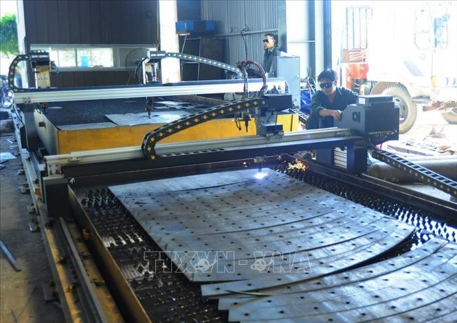 Sản xuất sản phẩm cơ kim khí trên hệ thống thiết bị tự động, chính xác cao tại Công ty Năm Lan, Khu công nghiệp Phùng Xá (huyện Thạch Thất). Sau 10 năm hợp nhất, huyện Thạch Thất tăng trưởng kinh tế trung bình 12%, cơ cấu kinh tế chuyển dịch tích cực, tỷ lệ hộ nghèo từ 9,3% năm 2008 đến nay chỉ còn 1,18%. Ảnh: Quang Quyết-TTXVN
