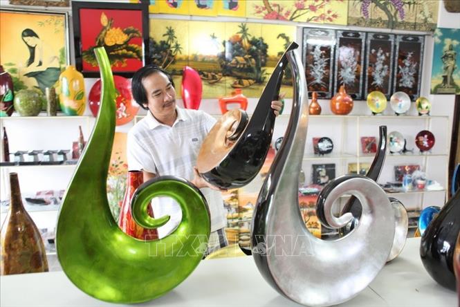 Sản phẩm sơn mài tại cơ sở sản xuất Thanh Bình, cụm làng nghề sơn mài Hạ Thái, xã Duyên Thái, huyện Thường Tín. Ảnh: Trần Việt - TTXVN