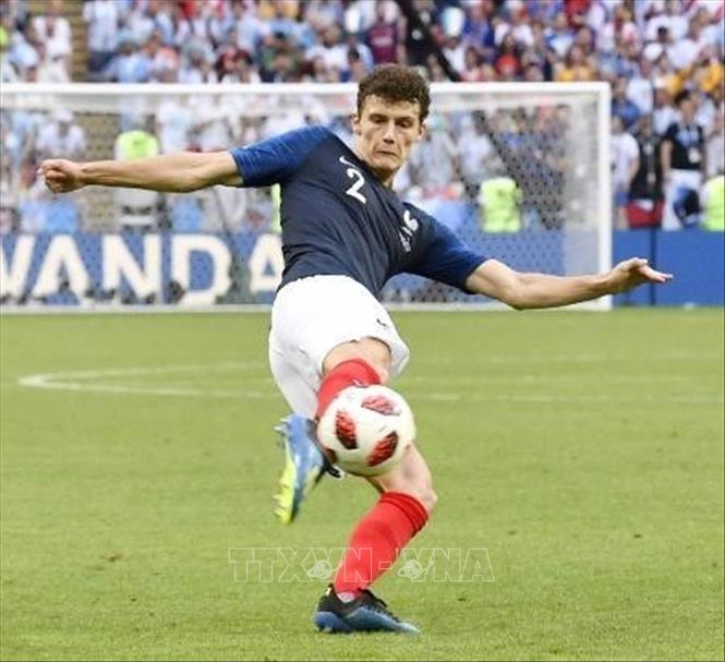 Trong ảnh: Cầu thủ Pháp Benjamin Pavard thực hiện cú volley vào lưới Argentina trong trận đấu vòng 1/8 World Cup 2018 ở Kazan, Nga ngày 30/6. Ảnh: Kyodo/TTXVN