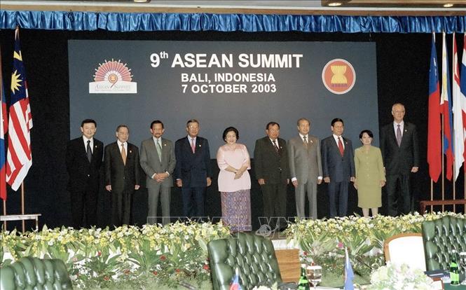 Trong ảnh: Thủ tướng Phan Văn Khải (thứ hai từ trái sang) và trưởng đoàn các nước ASEAN tại Phiên khai mạc Hội nghị cấp cao ASEAN lần thứ 9 tổ chức ngày 7/10/2003, tại Bali, Indonesia. Ảnh: Thế Thuần - TTXVN