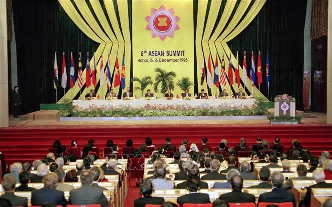 Trong ảnh: Toàn cảnh phiên khai mạc Hội nghị cấp cao ASEAN lần thứ VI tổ chức ngày 15/12/1998, tại Hà Nội. Ảnh: Cao Phong - TTXVN