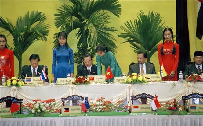 Trong ảnh: Thủ tướng Phan Văn Khải ký Tuyên bố chung Hà Nội tại Hội nghị cấp cao ASEAN lần thứ VI tổ chức tại Hà Nội (15-16/12/1998). Ảnh: Minh Điền - TTXVN
