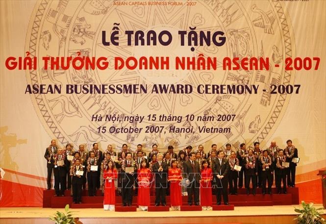 Trong ảnh: Lễ trao giải thưởng doanh nhân ASEAN 2007 tại Trung tâm Hội nghị quốc gia Mỹ Đình (Hà Nội), tối 15/10/2007.  Ảnh: Trí Dũng - TTXVN