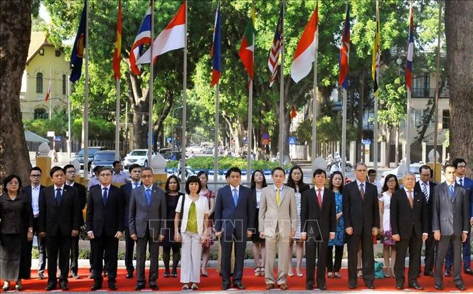 Trong ảnh: Các đại biểu dự lễ thượng cờ ASEAN tại Trụ sở Bộ Ngoại giao Việt Nam ngày 8/8/2016. Ảnh: Nguyễn Khang - TTXVN