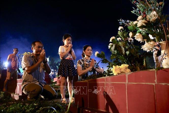 Trong ảnh: Tri ân các anh hùng liệt sĩ tại nghĩa trang Sơn Tây (Hà Nội). Ảnh: Minh Quyết - TTXVN