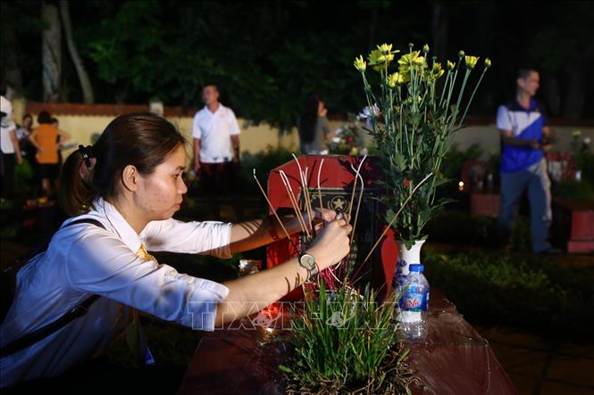 Trong ảnh: Tri ân các anh hùng liệt sĩ tại nghĩa trang Sơn Tây (Hà Nội). Ảnh: Minh Quyết - TTXVN