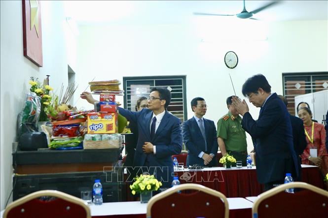 Trong ảnh: Phó Thủ tướng Vũ Đức Đam và các đại biểu thắp hương tri ân các Anh hùng Liệt sĩ tại nghĩa trang Sơn Tây (Hà Nội). Ảnh: Minh Quyết - TTXVN