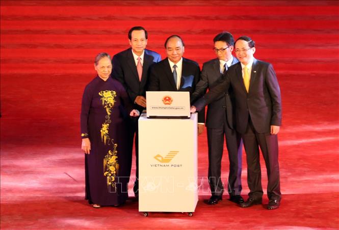 Trong ảnh: Thủ tướng Nguyễn Xuân Phúc, Phó Thủ tướng Vũ Đức Đam và các đại biểu ấn nút khai trương Cổng điện tử tại buổi Lễ . Ảnh: Anh Tuấn – TTXVN