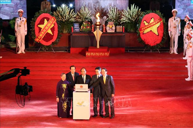 Trong ảnh: Thủ tướng Nguyễn Xuân Phúc, Phó Thủ tướng Vũ Đức Đam và các đại biểu ấn nút khai trương Cổng điện tử tại buổi Lễ . Ảnh: Anh Tuấn – TTXVN
