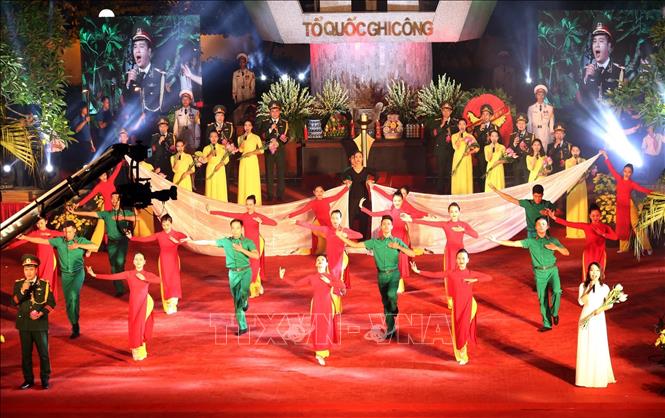Trong ảnh: Chương trình nghệ thuật tri ân các Anh hùng, Liệt sĩ tại buổi Lễ . Ảnh: Anh Tuấn – TTXVN