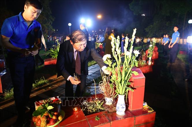 Trong ảnh: Các đại biểu thắp nến tri ân các Anh hùng liệt sĩ tại nghĩa trang Sơn Tây ( Hà Nội) Ảnh: Minh Quyết - TTXVN