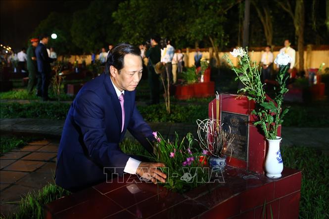 Trong ảnh: Các đại biểu thắp nến tri ân các Anh hùng liệt sĩ tại nghĩa trang Sơn Tây( Hà Nội) Ảnh: Minh Quyết - TTXVN