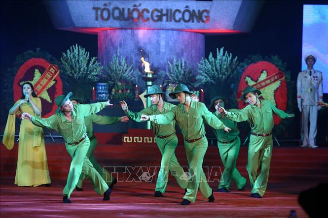 Trong ảnh: Tiết mục văn nghệ chào mừng. Ảnh: Minh Quyết - TTXVN