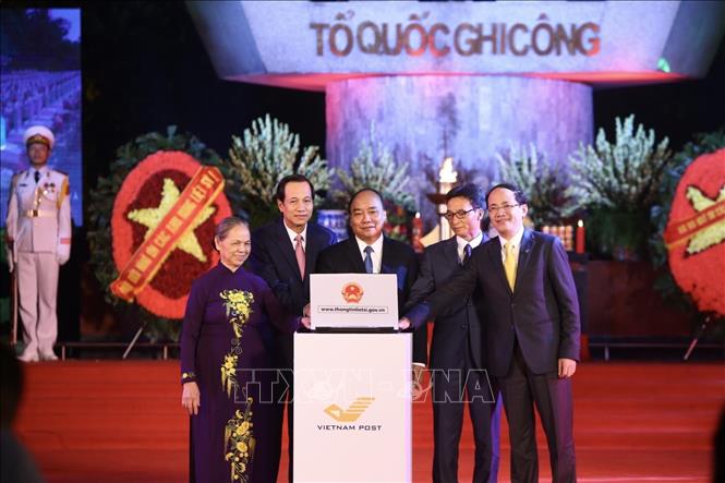 Trong ảnh: Thủ tướng Nguyễn Xuân Phúc cùng các đại biểu ấn nút khai trương Cổng Thông tin điện tử dữ liệu về liệt sĩ, mộ phần liệt sĩ, nghĩa trang liệt sĩ toàn quốc tại địa chỉ thongtinlietsi.gov.vn. Ảnh: Minh Quyết - TTXVN