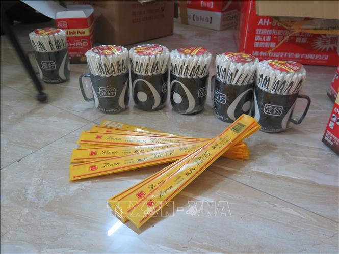 Trong ảnh: Số bút và thước kẻ số lượng lớn bị phát hiện, thu giữ. Ảnh: Thái Hùng - TTXVN
 