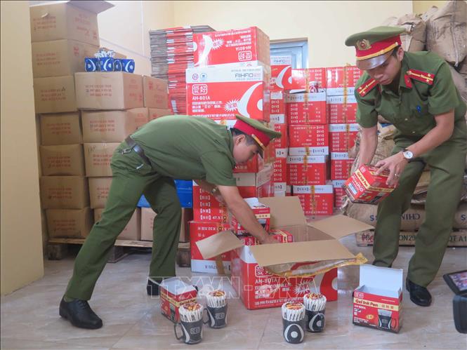 Trong ảnh: Công an kiểm kê số bút và thước kẻ số lượng lớn bị phát hiện, thu giữ. Ảnh: Thái Hùng - TTXVN