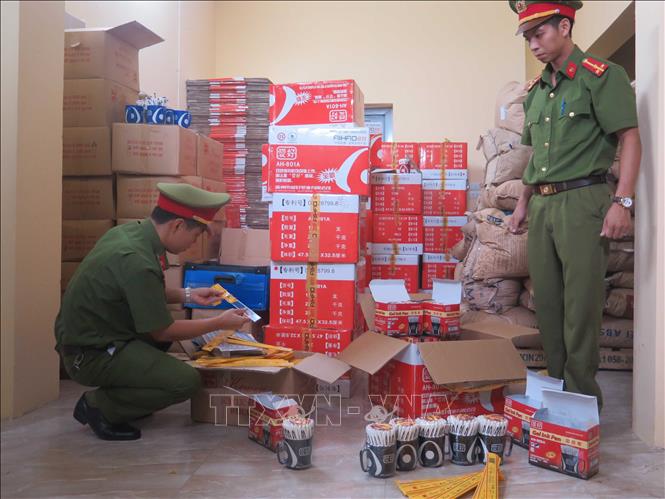 Trong ảnh: Công an kiểm kê số bút và thước kẻ số lượng lớn bị phát hiện, thu giữ. Ảnh: Thái Hùng - TTXVN