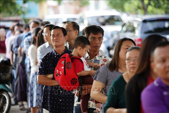 Trong ảnh: Cử tri xếp hàng chờ bỏ phiếu tại một điểm bầu cử ở Phnom Penh, Campuchia ngày 29/7. Ảnh: THX/ TTXVN