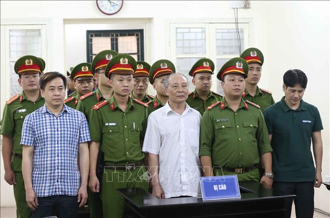 Trong ảnh: Bị cáo Phan Văn Anh Vũ (áo caro, bên trái), bị cáo Phan Hữu Tuấn (áo trắng, giữa) và bị cáo Nguyễn Hữu Bách (áo sẫm, bên phải) nghe tòa tuyên án. Ảnh: Doãn Tấn - TTXVN