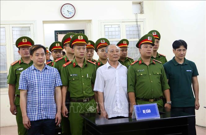 Trong ảnh: Bị cáo Phan Văn Anh Vũ (áo caro, bên trái), bị cáo Phan Hữu Tuấn (áo trắng, giữa) và bị cáo Nguyễn Hữu Bách (áo sẫm, bên phải) nghe tòa tuyên án. Ảnh: Doãn Tấn - TTXVN
