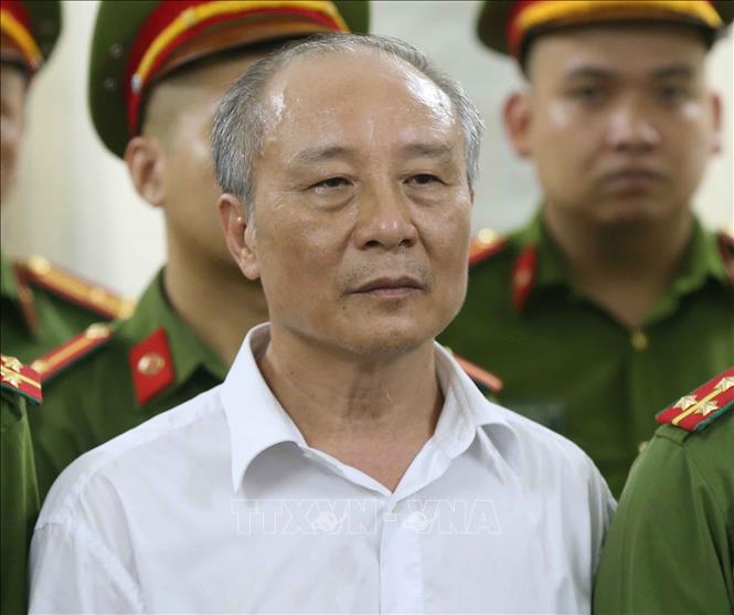 Trong ảnh: Bị cáo Phan Hữu Tuấn nghe tòa tuyên án. Ảnh: Doãn Tấn - TTXVN
