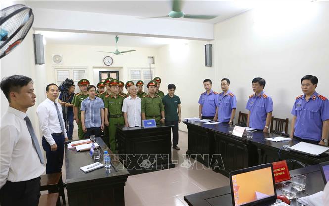Trong ảnh: Bị cáo Phan Văn Anh Vũ (áo caro) và đồng phạm nghe tòa tuyên án. Ảnh: Doãn Tấn - TTXVN