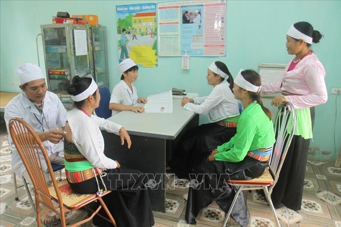 Trong ảnh: Khám, chữa bệnh cho đồng bào dân tộc Mường (Ba Vì). Các chương trình y tế Quốc gia tiếp tục được đầu tư và đến với bà con nông thôn trên địa bàn Hà Nội. Ảnh: Thanh Tùng  - TTXVN