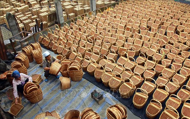 Trong ảnh: Sản xuất mây tre đan xuất khẩu ở Phú Xuyên. Đây là nghề đem lại thu nhập và công việc ổn định cho lao động nông thôn Hà Nội. Ảnh Trọng Đạt-TTXVN