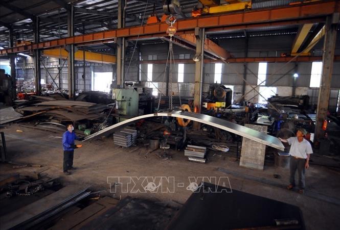 Trong ảnh: Sản xuất sản phẩm cơ kim khí tại Công ty TNHH Mạnh Quang (Thạch Thất). Sau 10 năm hợp nhất, huyệnThạch Thất tăng trưởng kinh tế trung bình 12%, cơ cấu kinh tế chuyển dịch tích cực, tỷ lệ hộ nghèo từ 9,3% năm 2008 đến nay chỉ còn 1,18%. Ảnh: Quang Quyết-TTXVN. 