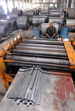 Trong ảnh: Sản xuất sản phẩm cơ kim khí trên hệ thống thiết bị tự động, chính xác cao tại Công ty Năm Lan, Khu công nghiệp Phùng Xá (huyện Thạch Thất). Huyện Thạch Thất sau 10 năm hợp nhất tăng trưởng kinh tế trung bình 12%, có 50/59 làng có nghề; đặc biệt, có những nghề rất phát triển như cơ kim khí, ngành mộc....Ảnh: Quang Quyết-TTXVN. 