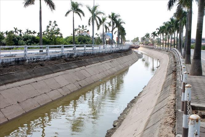 Trong ảnh: Mương tưới tiêu nước ở cánh đồng xã Hạ Mỗ (Đan Phượng). Đây là huyện đầu tiên của Thủ đô được công nhận đạt chuẩn nông thôn mới giai đoạn 2011-2015. Ảnh: Minh Quyết – TTXVN