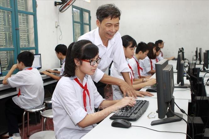 Trong ảnh: Giờ thực hành Tin học của học sinh lớp 8, trường THCS Tân Hội, xã Tân Hội - xã đạt chuẩn Nông thôn mới 2015 của huyện Đan Phượng. Ảnh: Minh Quyết – TTXVN