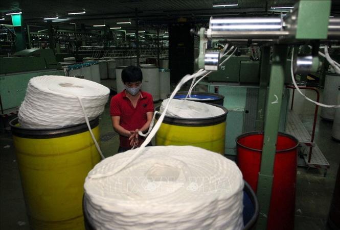Trong ảnh: Dây chuyền sản xuất sợi của Công ty Cổ phần Đồng Phát (Khu công nghiệp Thạch Thất). Ảnh: Danh Lam – TTXVN