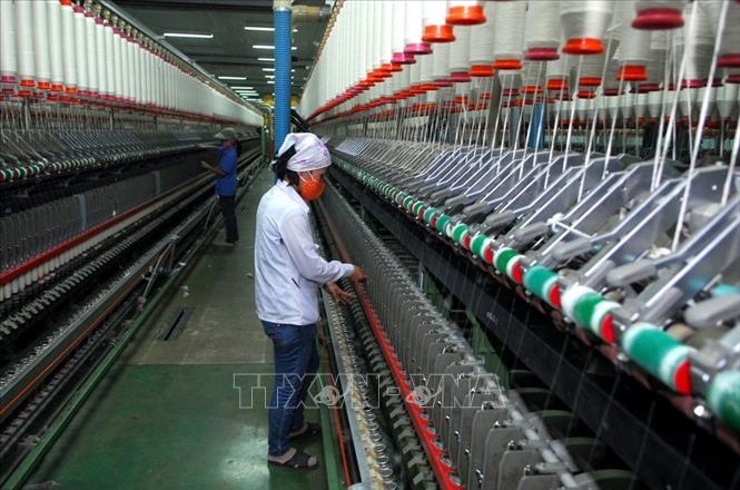 Trong ảnh: Dây chuyền sản xuất sợi của Công ty Cổ phần Đồng Phát (Khu công nghiệp Thạch Thất). Ảnh: Danh Lam – TTXVN