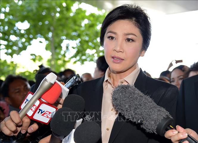 Trong ảnh: Cựu Thủ tướng Thái Lan Yingluck Shinawatra trả lời báo giới sau phiên tòa ở Bangkok ngày 19/5/2015. Ảnh: AFP/TTXVN