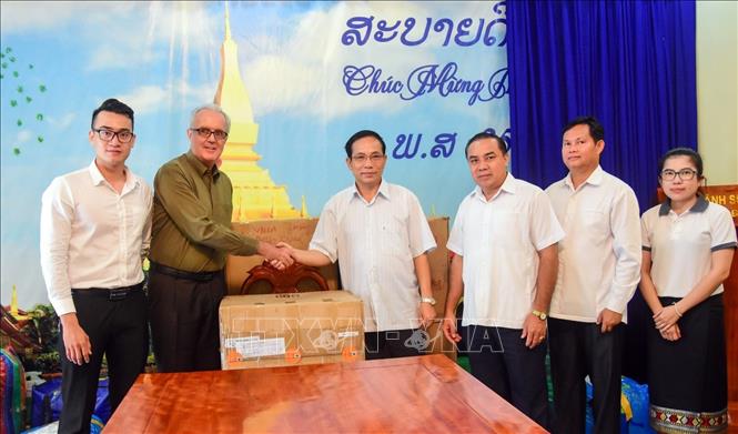 Trong ảnh: Đại diện Khu nghỉ mát Furama Resort Đà Nẵng (bên trái) trao tặng các thùng quần áo, chăn bông cho đại diện Tổng Lãnh sự quán Lào tại Đà Nẵng. Ảnh: Ngọc Thành – TTXVN phát