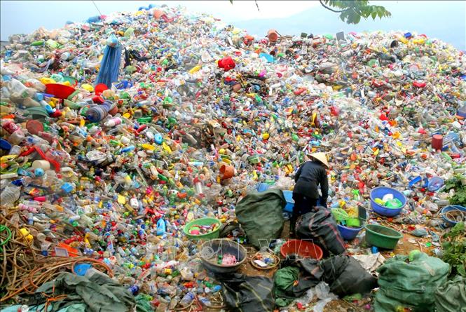Trong ảnh: Một bãi thu gom rác thải nhựa để tái chế tại Lào Cai. Ảnh: Ngọc Hà - TTXVN
