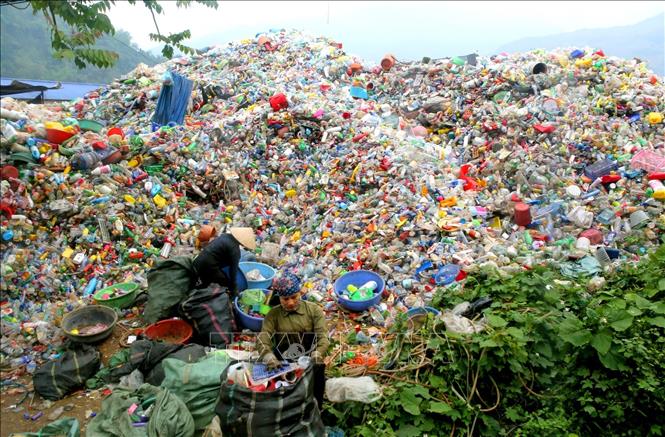 Trong ảnh: Một bãi thu gom rác thải nhựa để tái chế tại Lào Cai. Ảnh: Ngọc Hà - TTXVN
