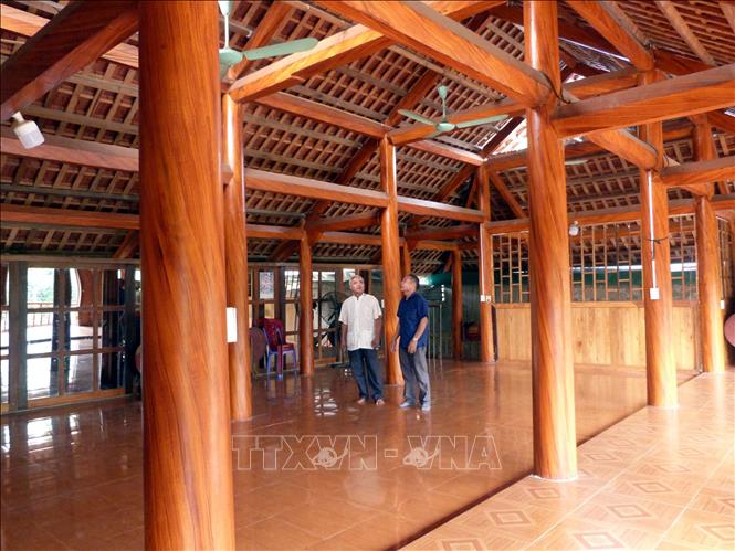 Trong ảnh: Bên trong ngôi nhà sàn bằng bê tông, sơn giả gỗ của gia đình ông Bế Văn Hai, thôn Tân lập, xã Tân Trào, huyện Sơn Dương. Ảnh Quang Đán – TTXVN