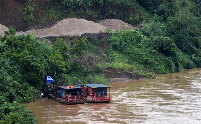Trong ảnh: Nước lũ lớn trên sông Hồng đoạn chảy qua địa phận tỉnh Lào Cai (Ảnh chụp ngày 4/8). Ảnh: Quốc Khánh - TTXVN
