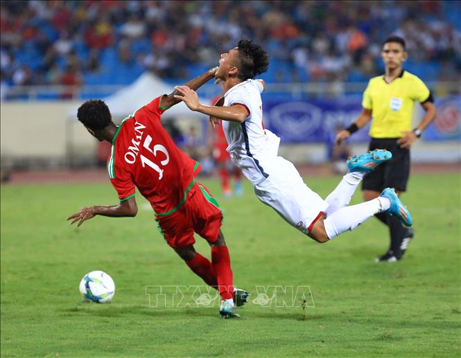 Trong ảnh: Tình huống truy cản bóng quyết liệt của cầu thủ hậu về Oman trước pha băng xuống của cầu thủ bên phía U23 Việt Nam. Ảnh: Trọng Đạt – TTXVN