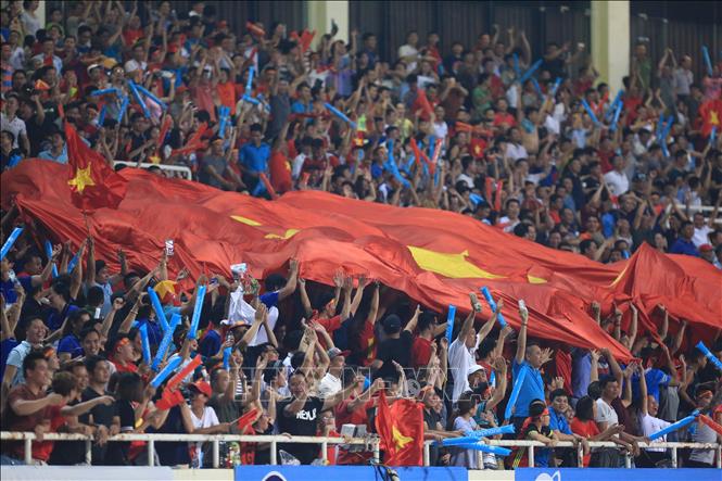 Trong ảnh: Cổ động viên trên sân Mỹ Đình ăn mừng khi U23 Việt Nam giành chiến thắng. Ảnh: Trọng Đạt - TTXVN
