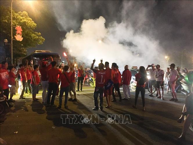 Trong ảnh: Cổ động viên ăn mừng chiến thắng của U23 trên đường Nguyễn Hữu Thọ. Ảnh: Trọng Đạt - TTXVN