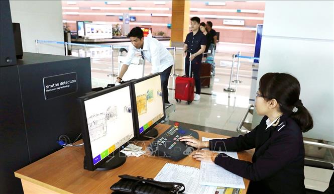 Trong ảnh: Nhân viên Chi cục Hải quan Phú Quốc sử dụng máy soi để kiểm tra hành lý khách nhập cảnh tại sân bay quốc tế Phú Quốc. Ảnh: Phạm Hậu - TTXVN